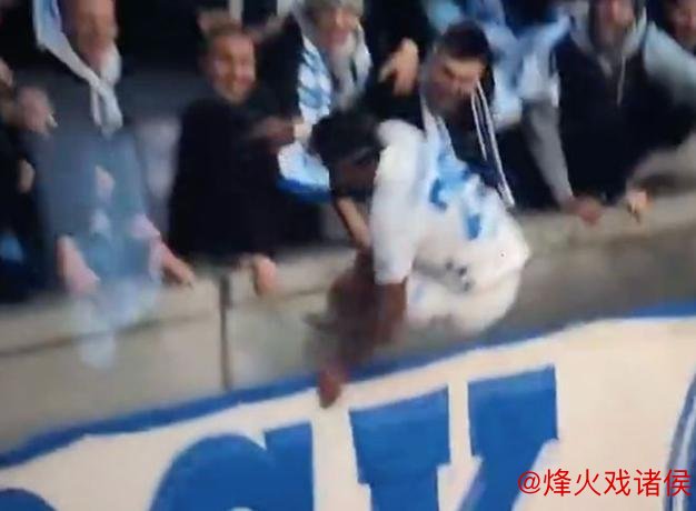 球员庆祝时跳广告牌 掉到1层楼高的深坑：希特勒在任时德国人挖的