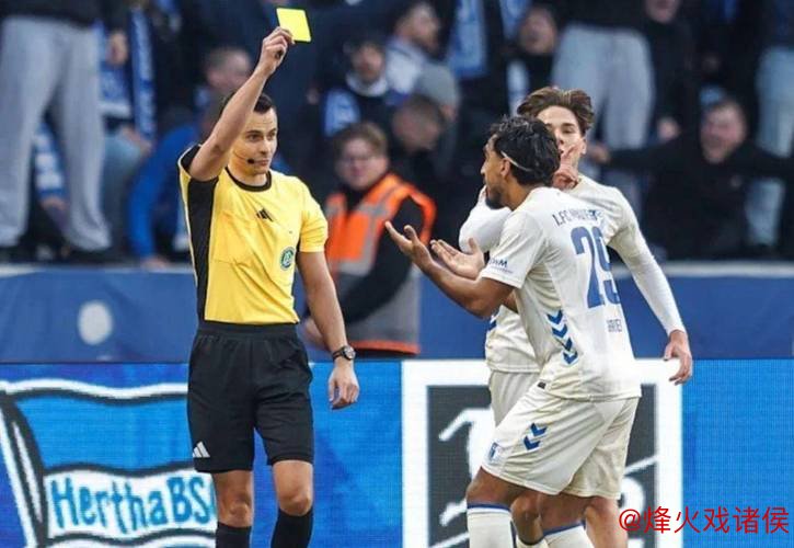 球员庆祝时跳广告牌 掉到1层楼高的深坑：希特勒在任时德国人挖的