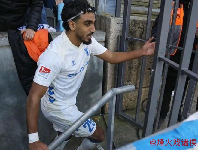 球员庆祝时跳广告牌 掉到1层楼高的深坑：希特勒在任时德国人挖的